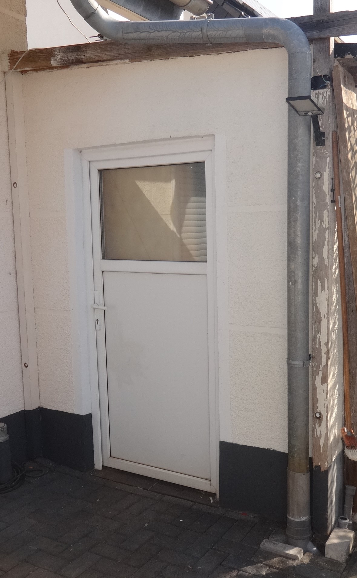 Bestehende Außenwand mit Tür vor der Ausführung der Fassadenarbeiten