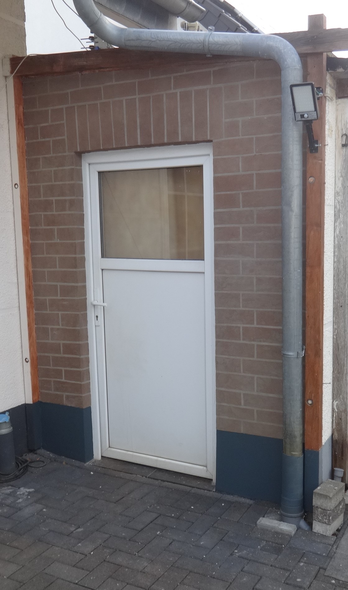 Außenwand mit Tür nach Gestaltung in Klinkeroptik aus Putz