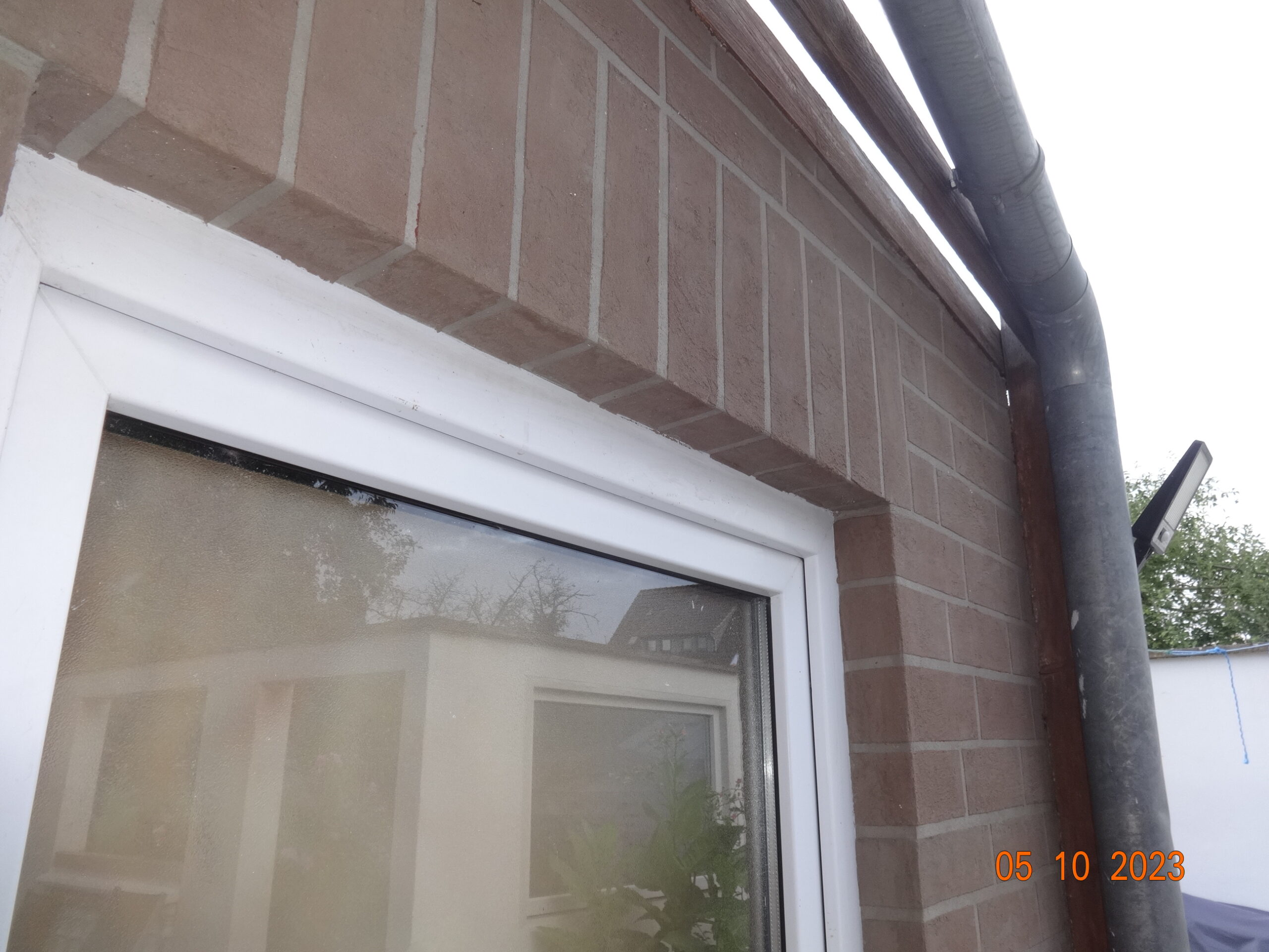 Detailansicht einer Klinkeroptik-Fassade rund um ein Fenster