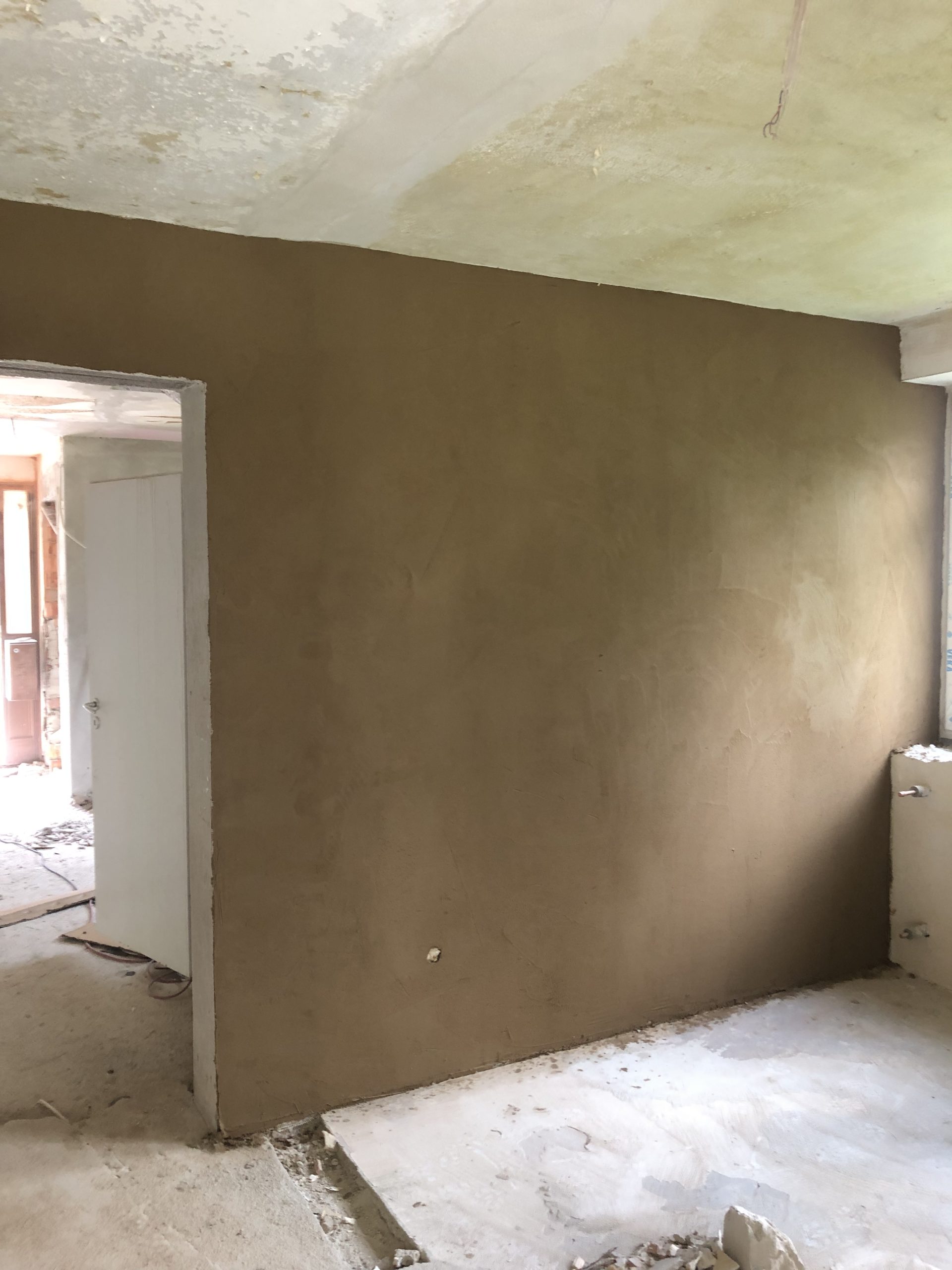 Strukturierter Innenputz mit dekorativer Wandoberfläche im Wohnbereich