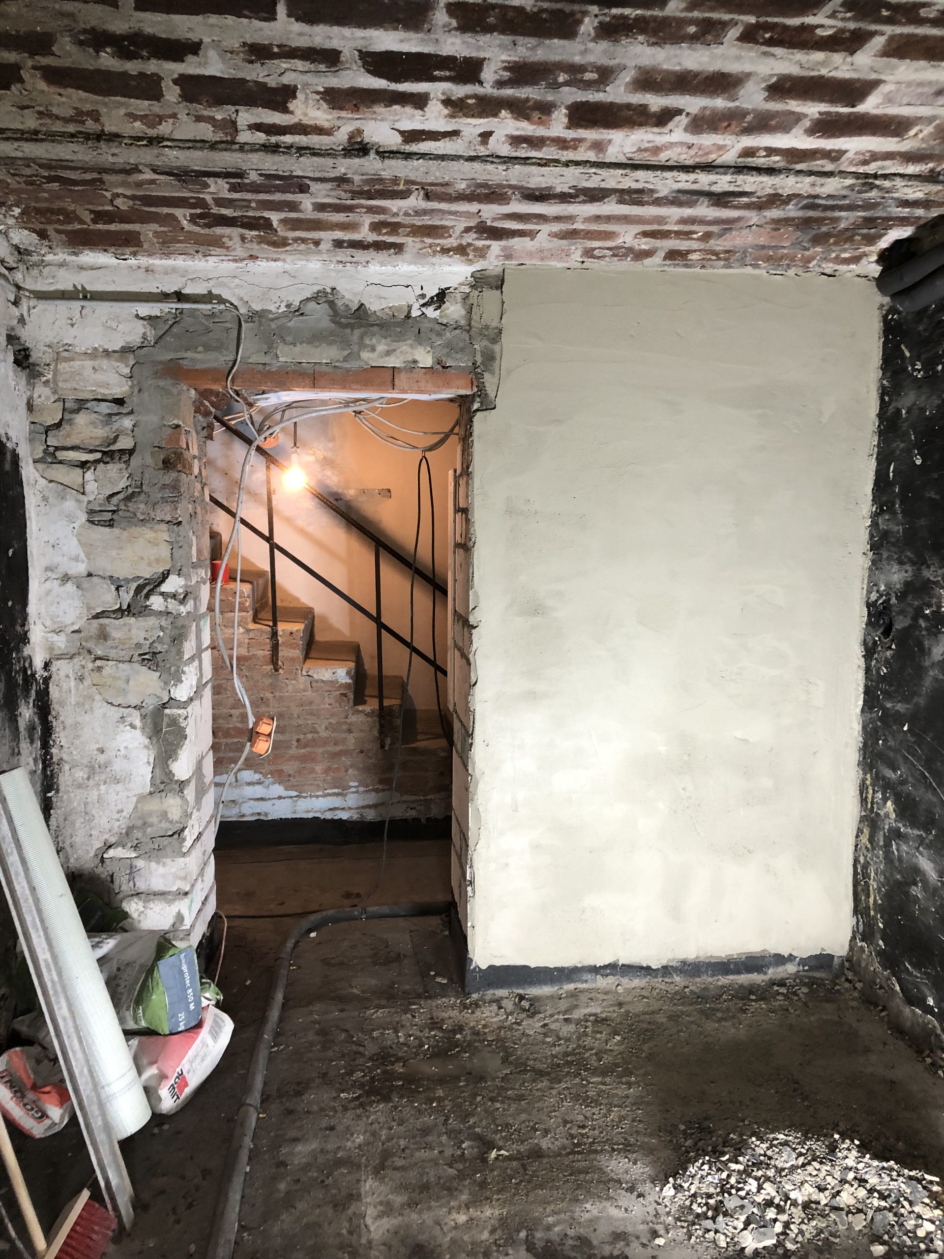 Putzarbeiten im Zuge einer Sanierung mit freigelegtem Mauerwerk