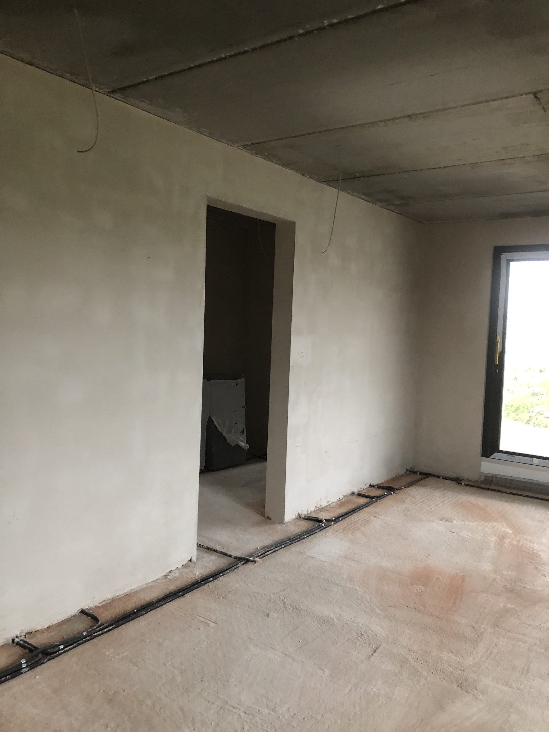 Frisch verputzte Innenwände im Neubau während des Innenbaus