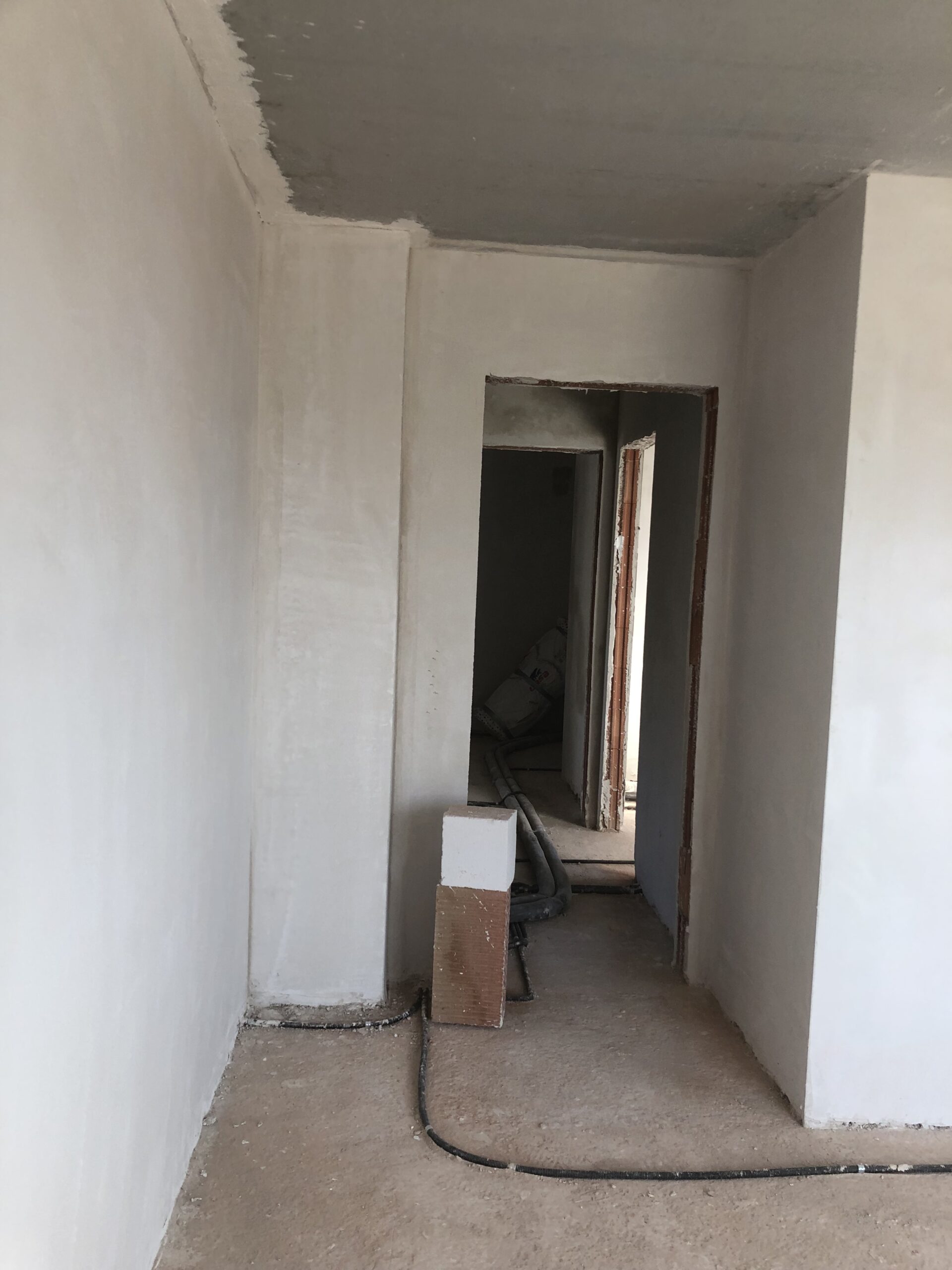 Verputzter Flur nach professionellen Innenputzarbeiten im Neubau