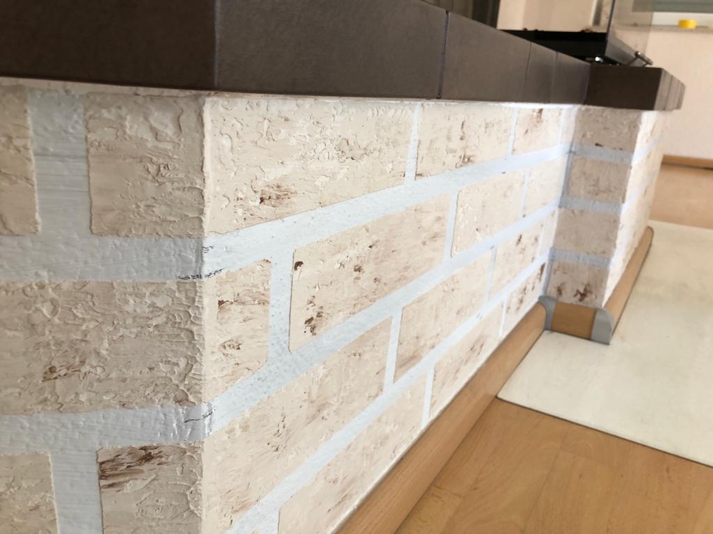 Detailaufnahme einer Kaminecke in Klinkeroptik mit präzisen Übergängen