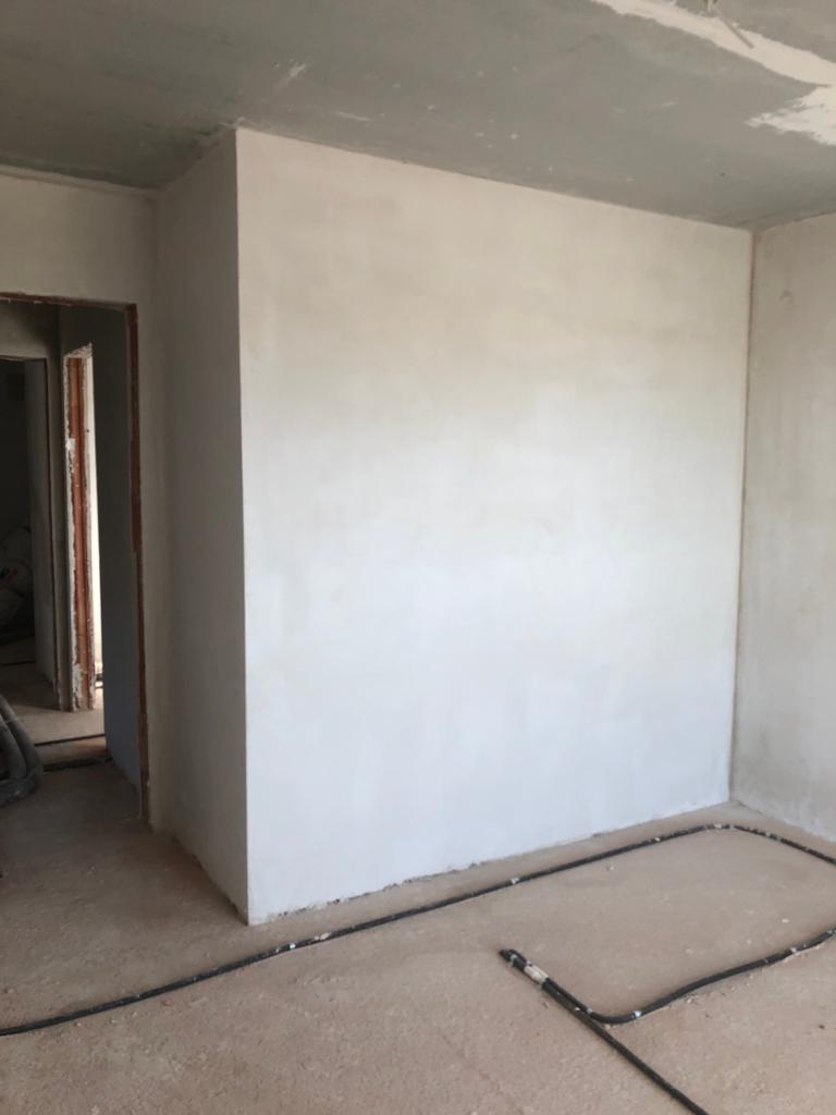 Glatt verputzte Wandfläche als Grundlade für Malerarbeiten im Innenraum