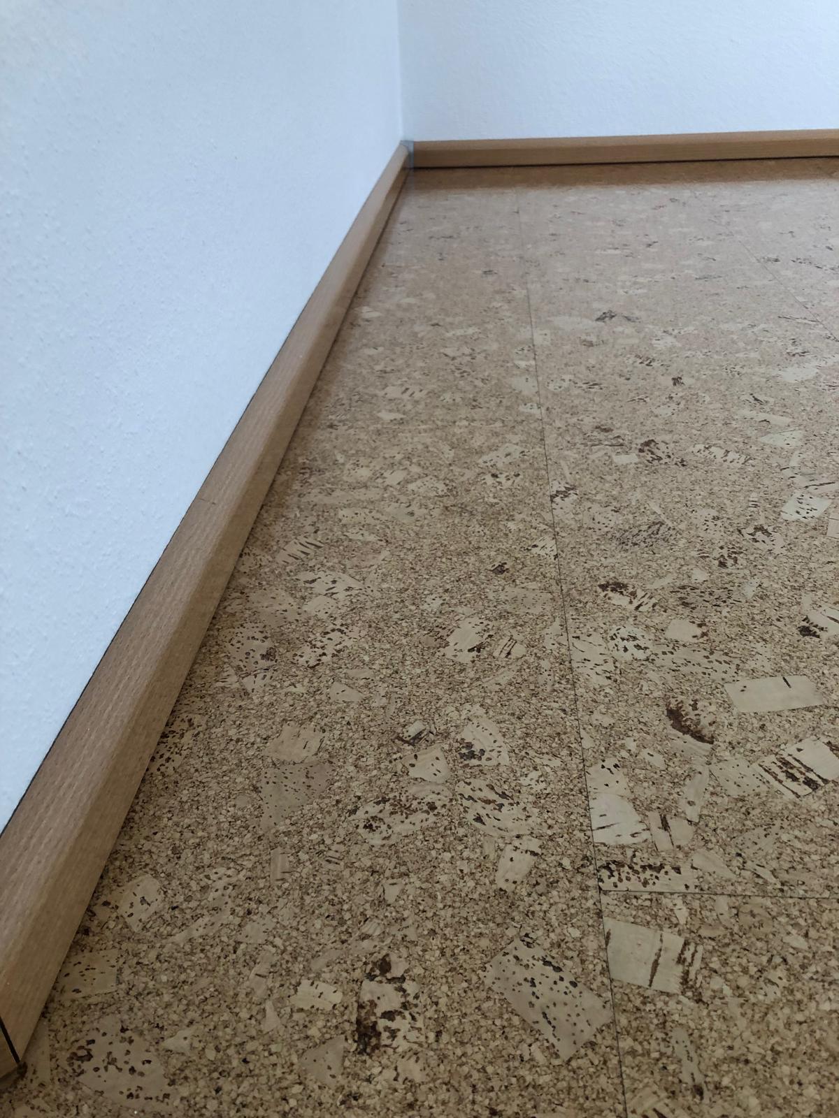 Sockelleiste entlang der Wand als sauberer Übergang zwischen Boden und Putz