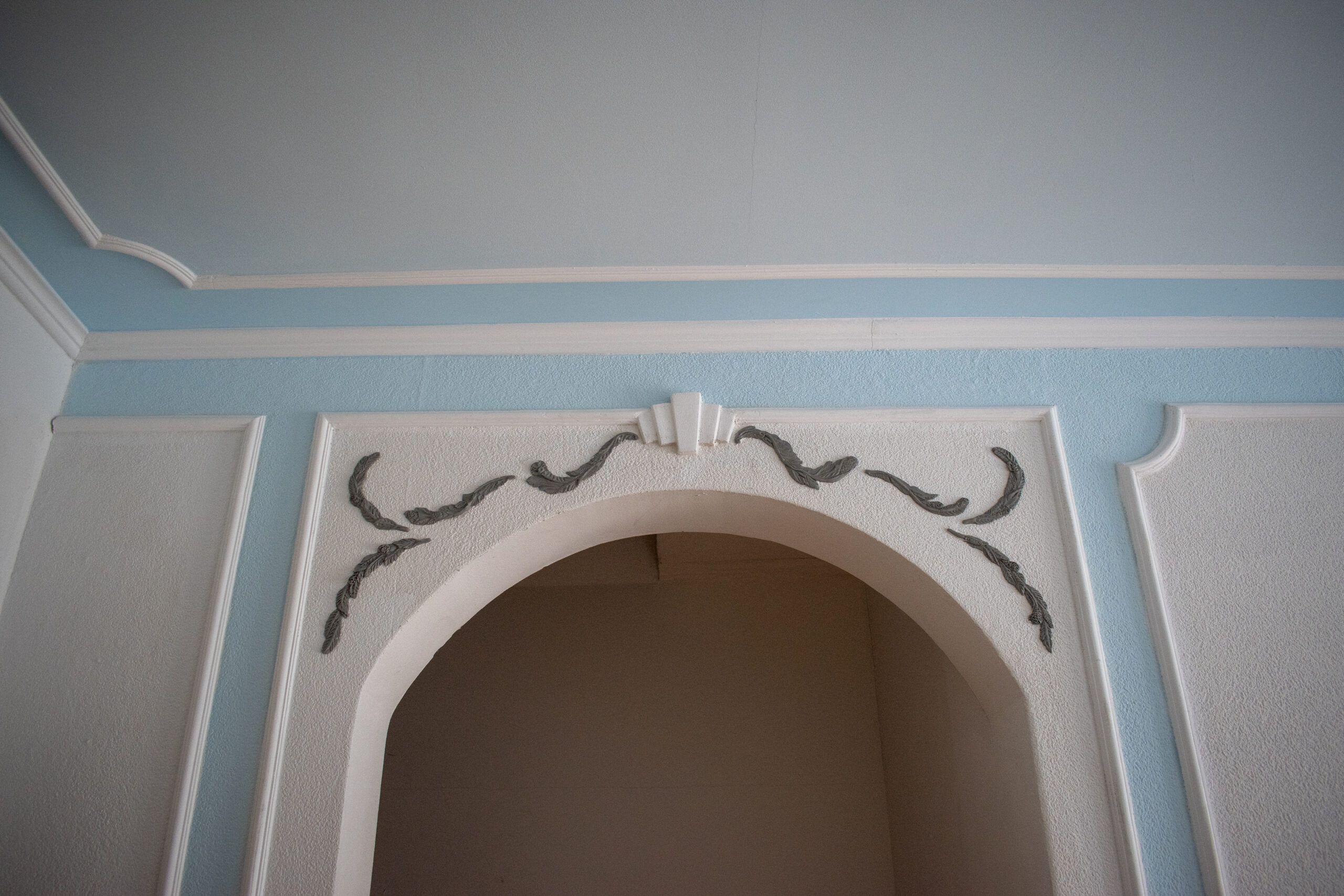 Rundbogen mit handgefertigtem Zierstuck und dekoratiken Ornamenten