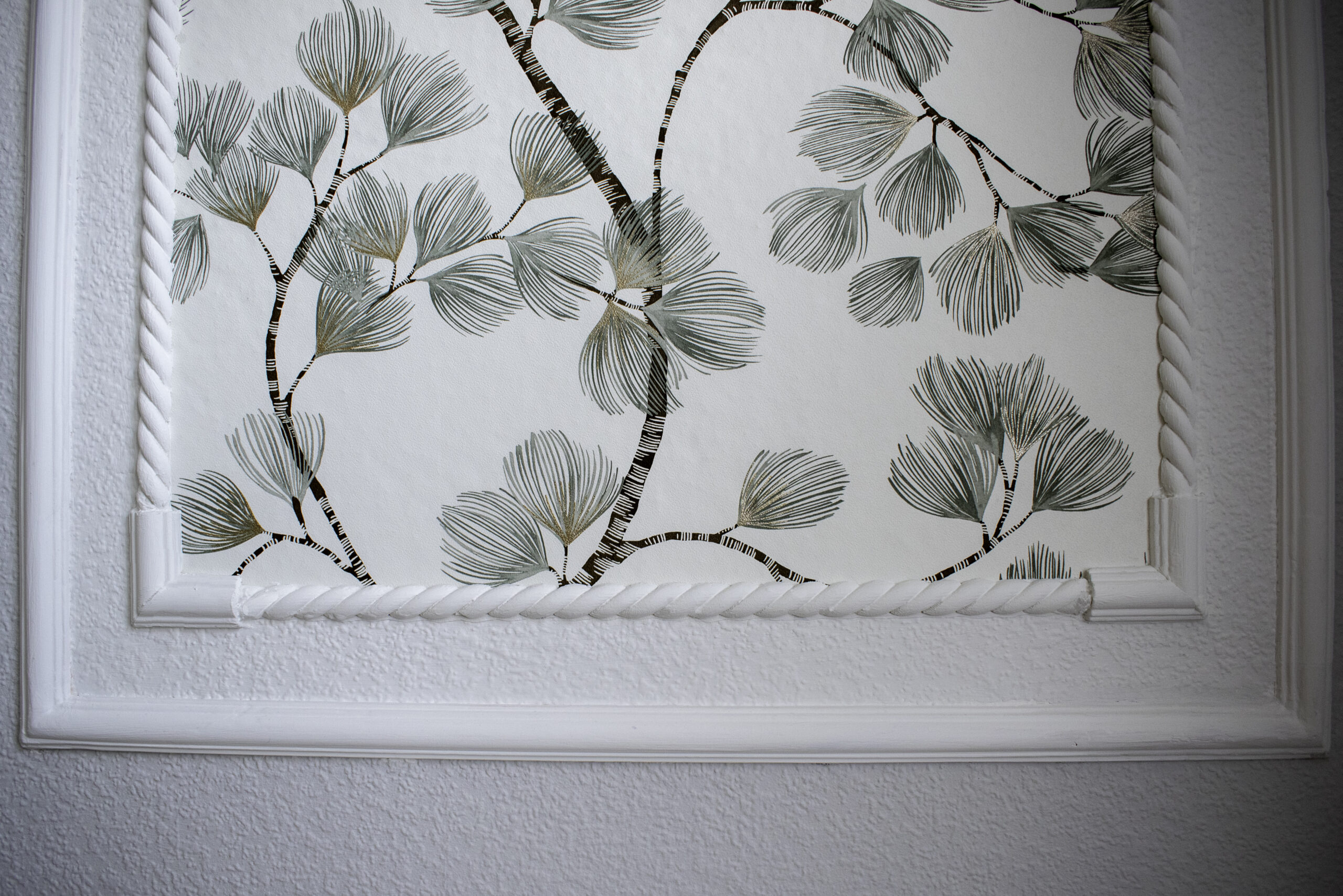 Detail eines Tapetenrahmens mit Stuckprofil und Zierleiste