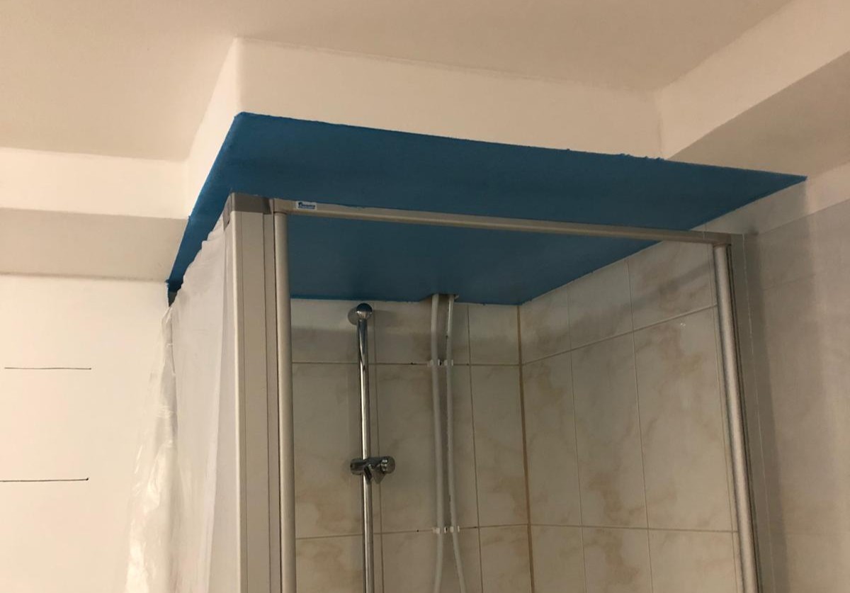 Montage einer Deckenverkleidung im Badezimmer während der Innenarbeit