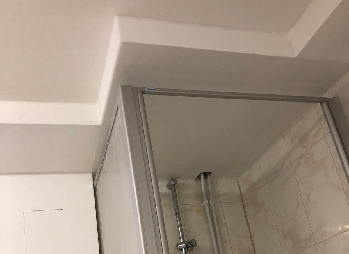 Fertig montierte Deckenverkleidung im Badezimmer nach Innenausbau