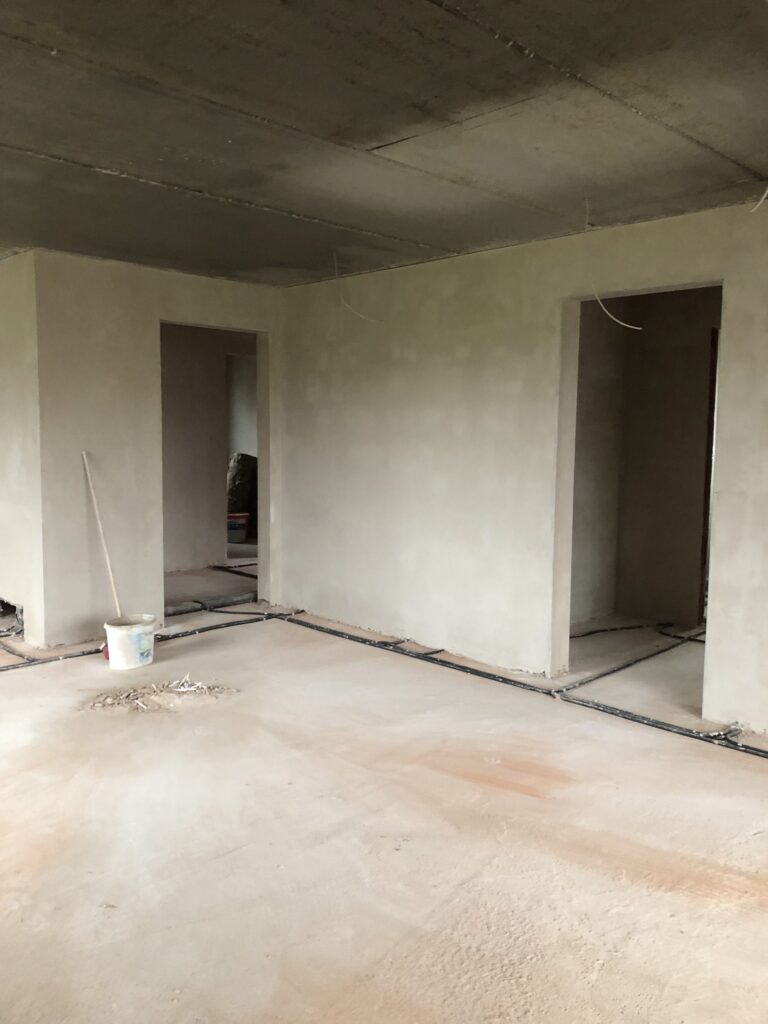 Innenraum im Neubau vor Estrich und weiteren Ausbauarbeiten