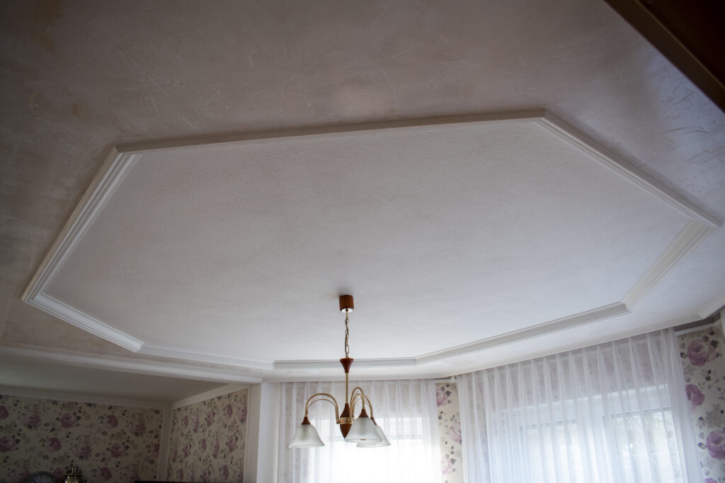 individuelle Deckengestaltung mit Stuckprofil und Deckenrahmen im Wohnraum